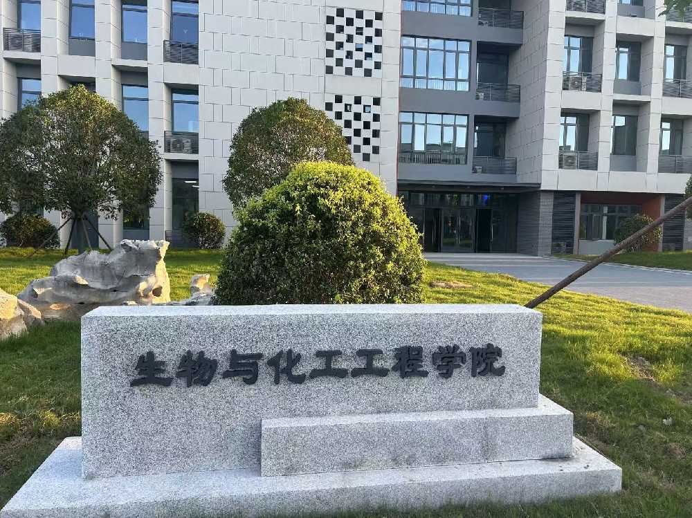 巴东县扬州职业大学体育场高杆灯项目